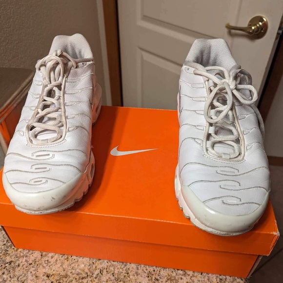 Nike Air Max Plus TN - Triple White Leather Running Shoes Men's Size 9 - Picture 2 of 9